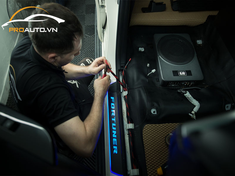 Độ loa Sub cho ô tô cùng chuyên gia nước ngoài