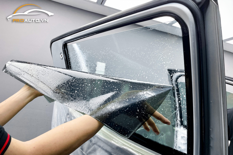 Cận cảnh miếng dán phim cách nhiệt 