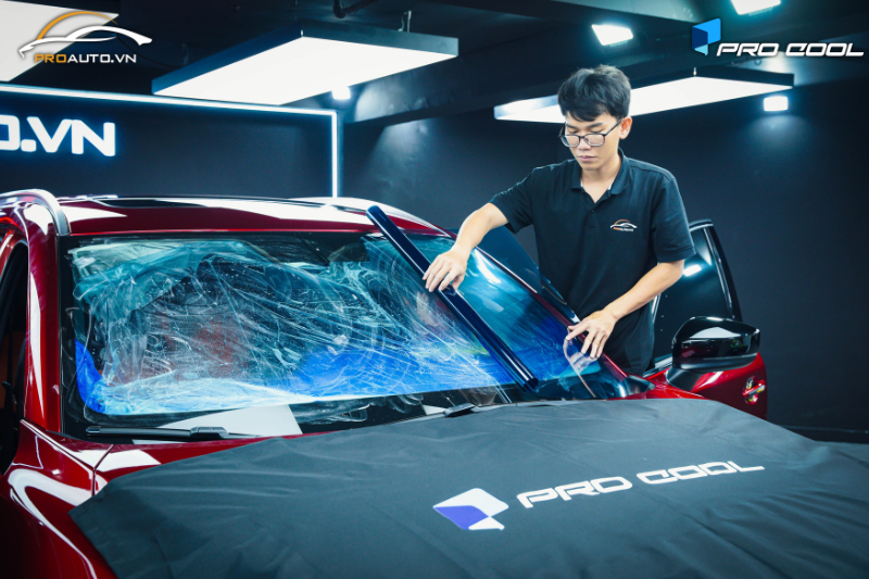 Có nên dán phim cách nhiệt kính lái không?