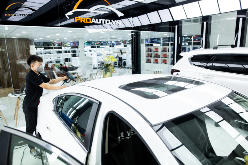 Dán phim cách nhiệt 3M cho vị trí kính hậu ô tô