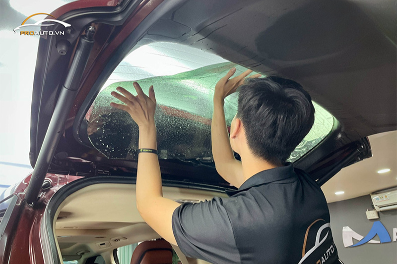 Dán phim cách nhiệt 3M cho vị trí kính hậu