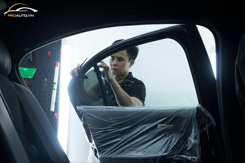 Dán phim cách nhiệt 3M cho vị trí kính sườn sau