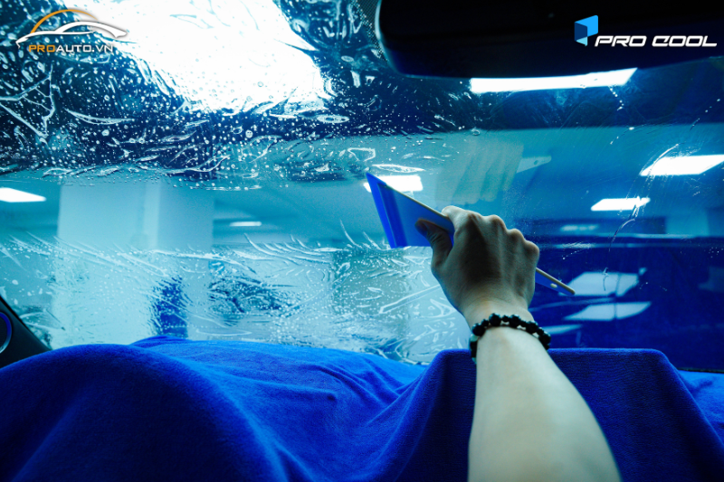 Dán phim cách nhiệt kính lái ngăn tia cực tím, tia hồng ngoại