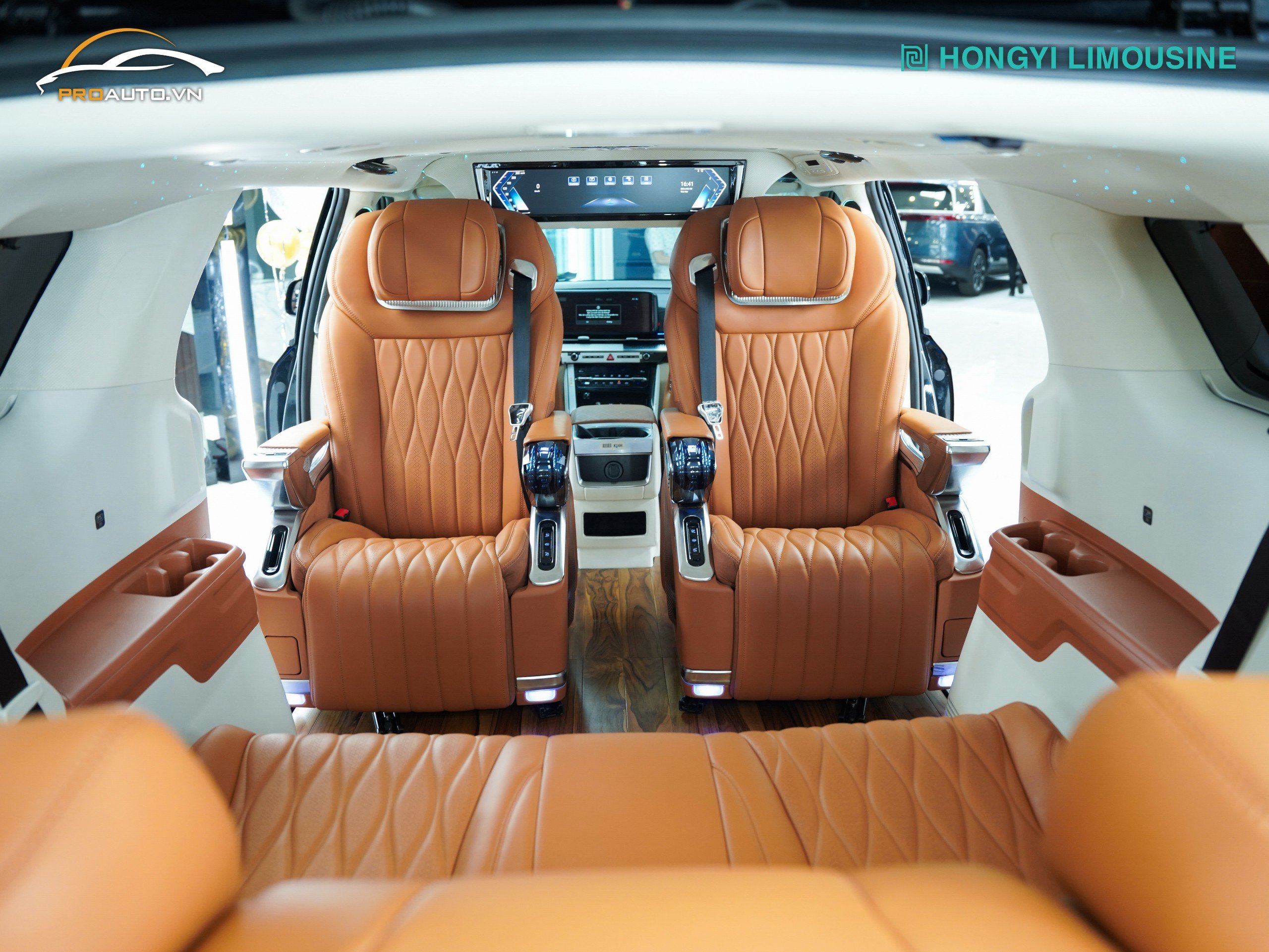 Độ ghế limousine xe Kia Carnival mẫu 2