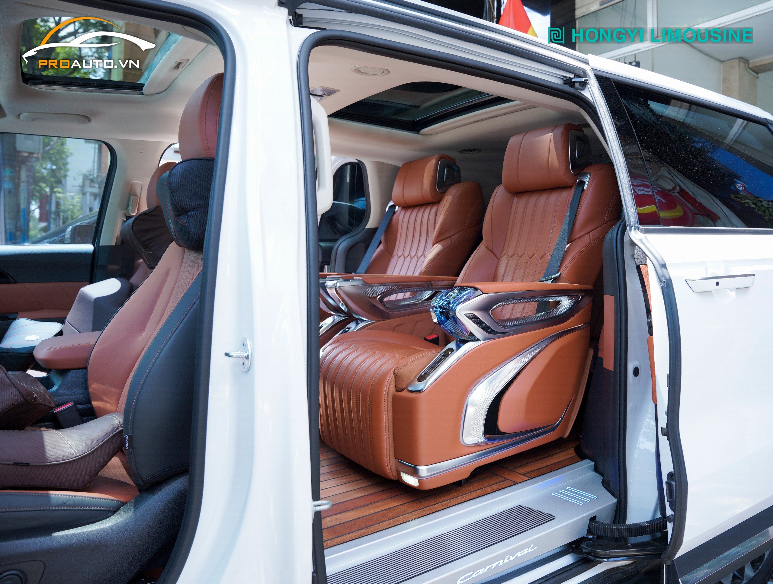 Độ ghế limousine xe Kia Carnival mẫu 3