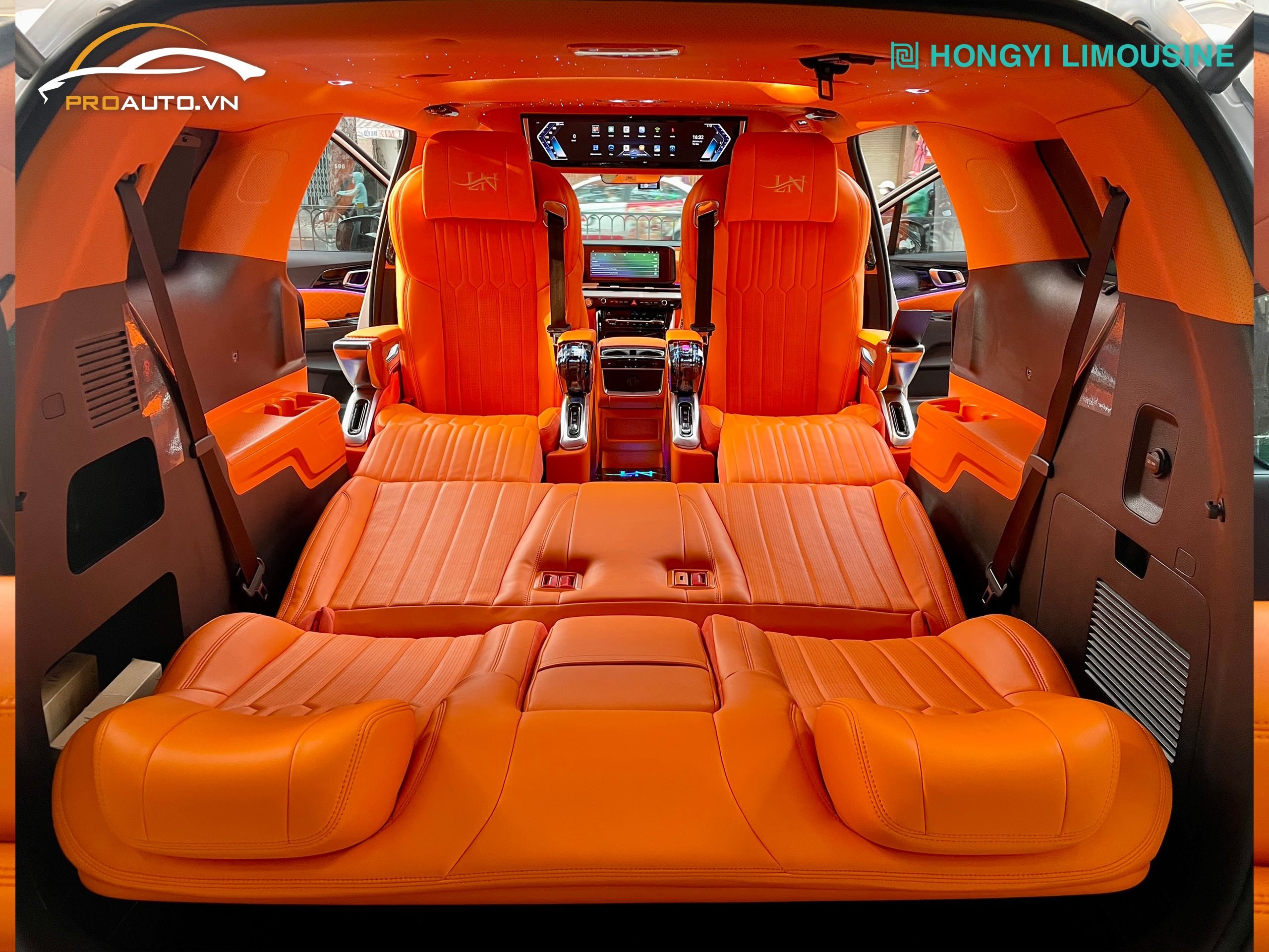 Kia Carnival Độ Limousine với tone cam sang trọng