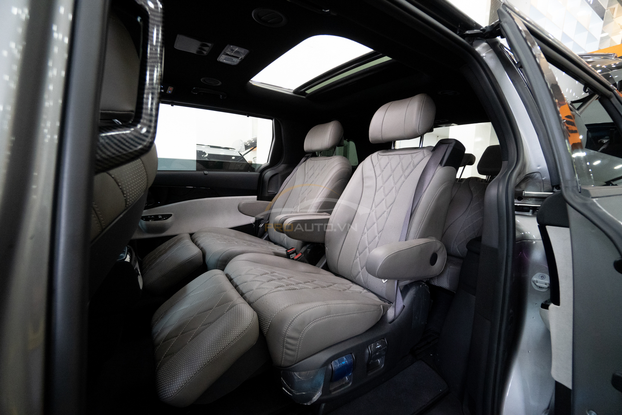 Mẫu độ ghế Limousine Kia Carnival đẹp 