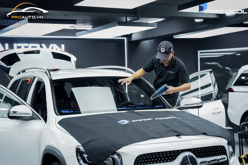 Kinh nghiệm dán phim cách nhiệt kính lái ô tô chuẩn nhất