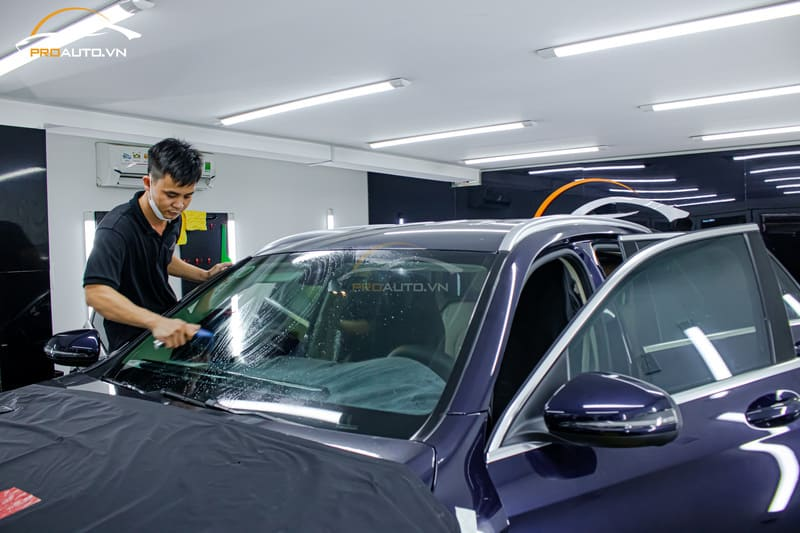 Kỹ thuật viên dán phim cách nhiệt 3M IR Series cho xe hơi