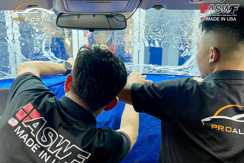 Nâng cao tính an toàn khi dán phim cách nhiệt kính lái ô tô