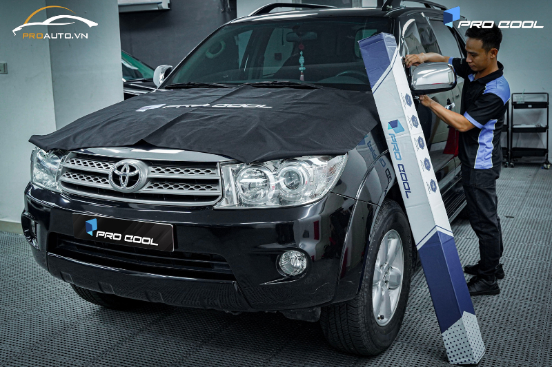 Phim cách nhiệt Pro Cool thương hiệu Mỹ dán kính lái xe Toyota Fortuner