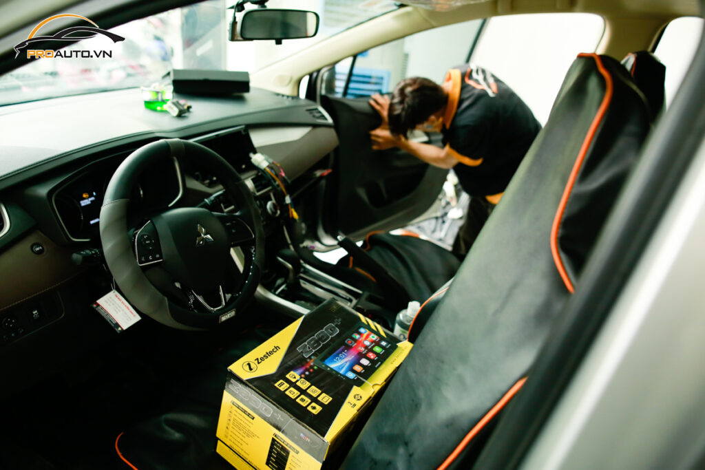 Thi công lắp đặt màn hình Android Zestech tại ProAuto.vn