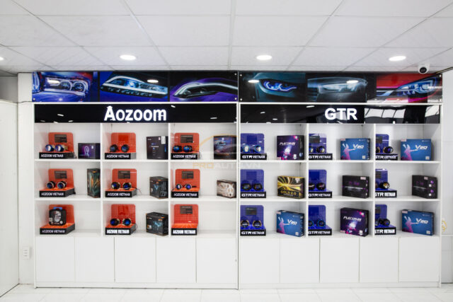 Không gian trưng bày sản phẩm đèn ô tô chính hãng tại showroom Proauto.vn