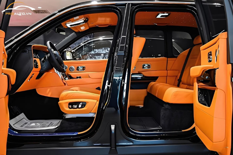 Rolls-Royce Cullinan Black Badge phiên bản bọc da nội thất cam cá tính
