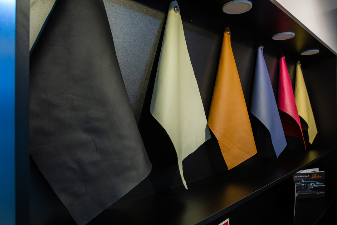 Khu vực trưng bày các loại da 