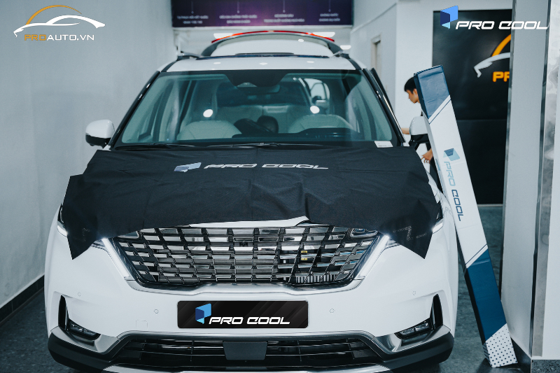 Xe KIA Carnival thực hiện dán phim cách nhiệt kính lái tại phòng dán chuyên biệt