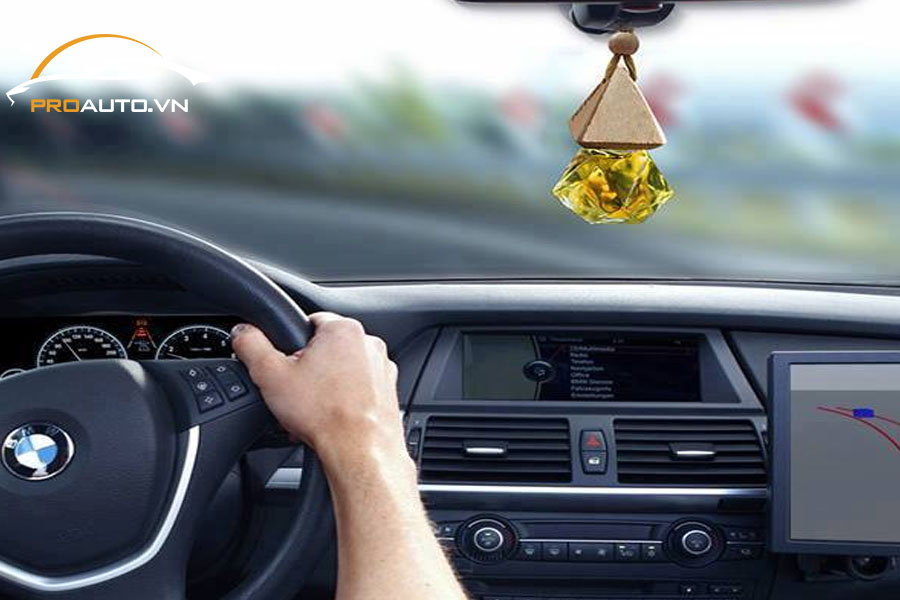 Tinh dầu treo xe Hirono giúp khử mùi hôi, ẩm mốc
