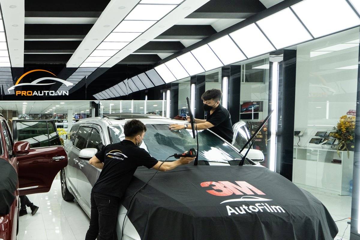 Phụ kiện đồi chơi xe hơi dán phim cách nhiệt ô tô