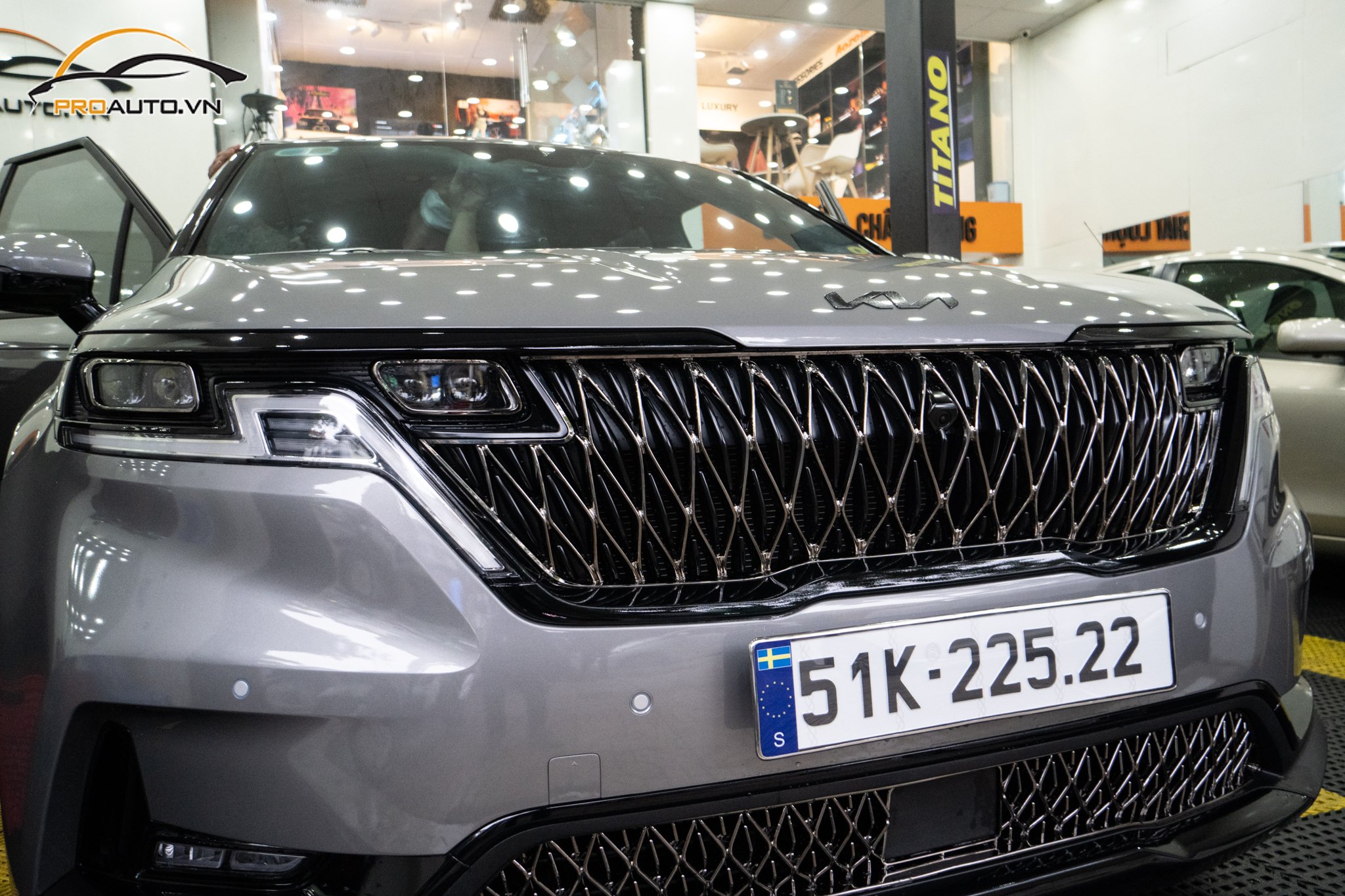 Độ phụ kiện mặt Ca lăng cho xe Kia Canival