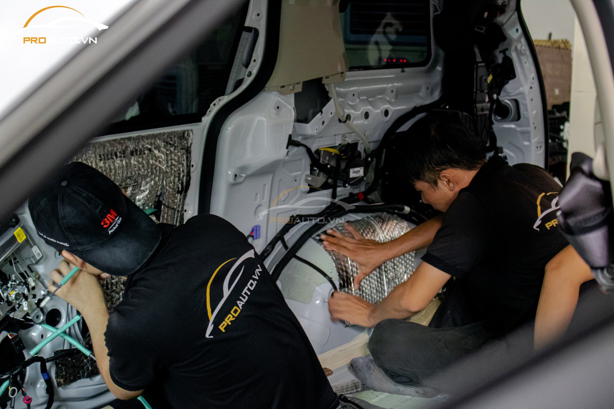 Dán cách âm chống ồn cho xe ô tô