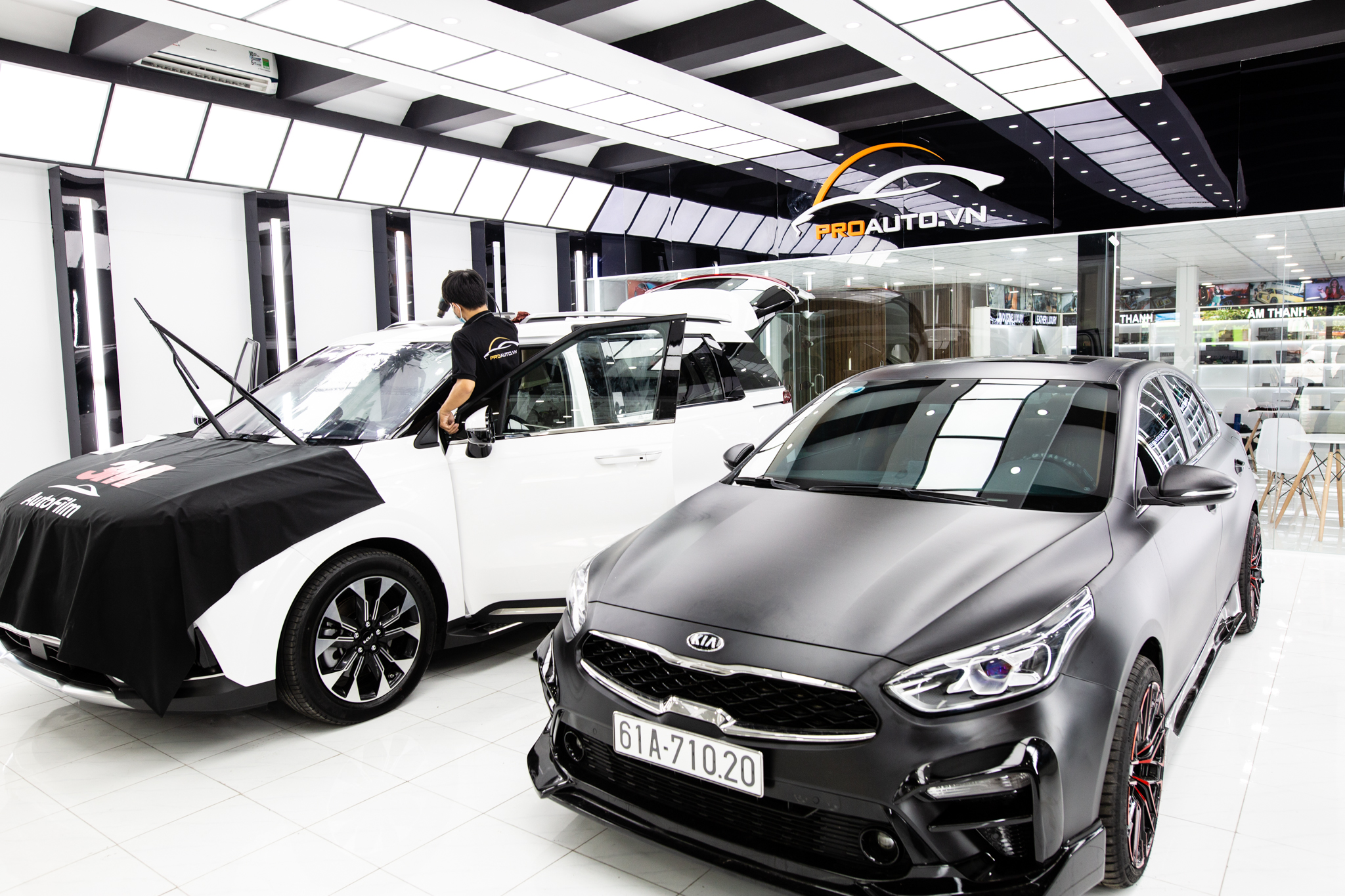 Thi công dán phim cách nhiệt ô tô tại Proauto.vn