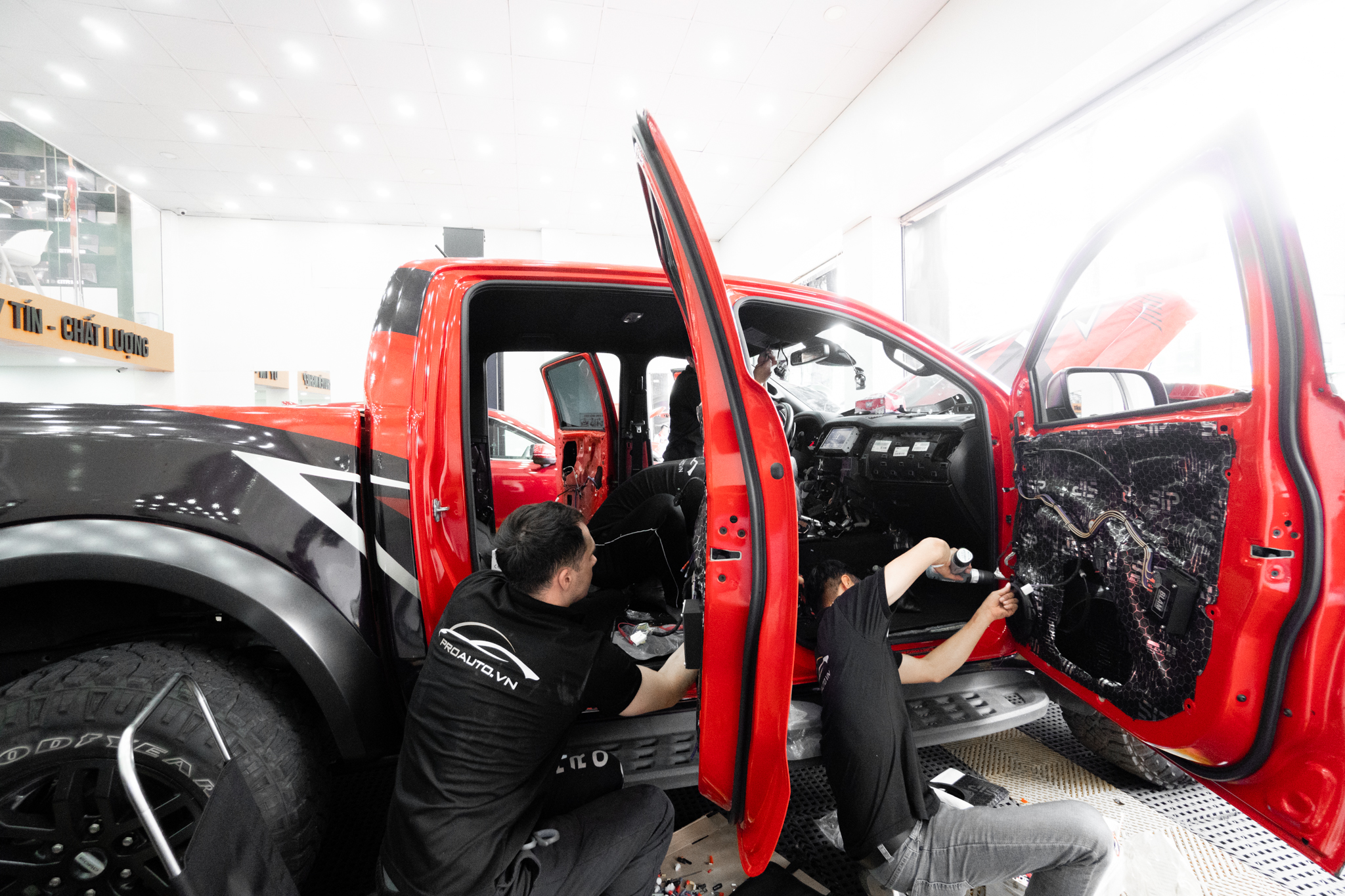 Thi công dán cách âm và độ loa ô tô xe Raptor