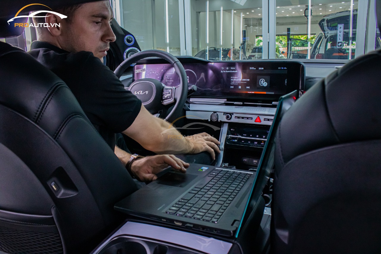 Chuyên gia Ukraine đang cân chỉnh âm thanh trên xe