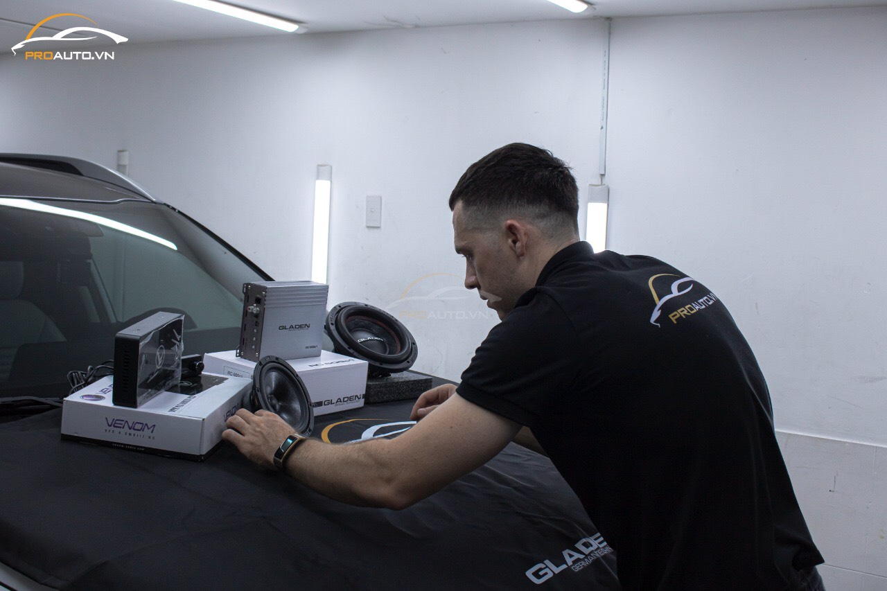Độ âm thanh xe hơi cùng chuyên gia nước ngoài