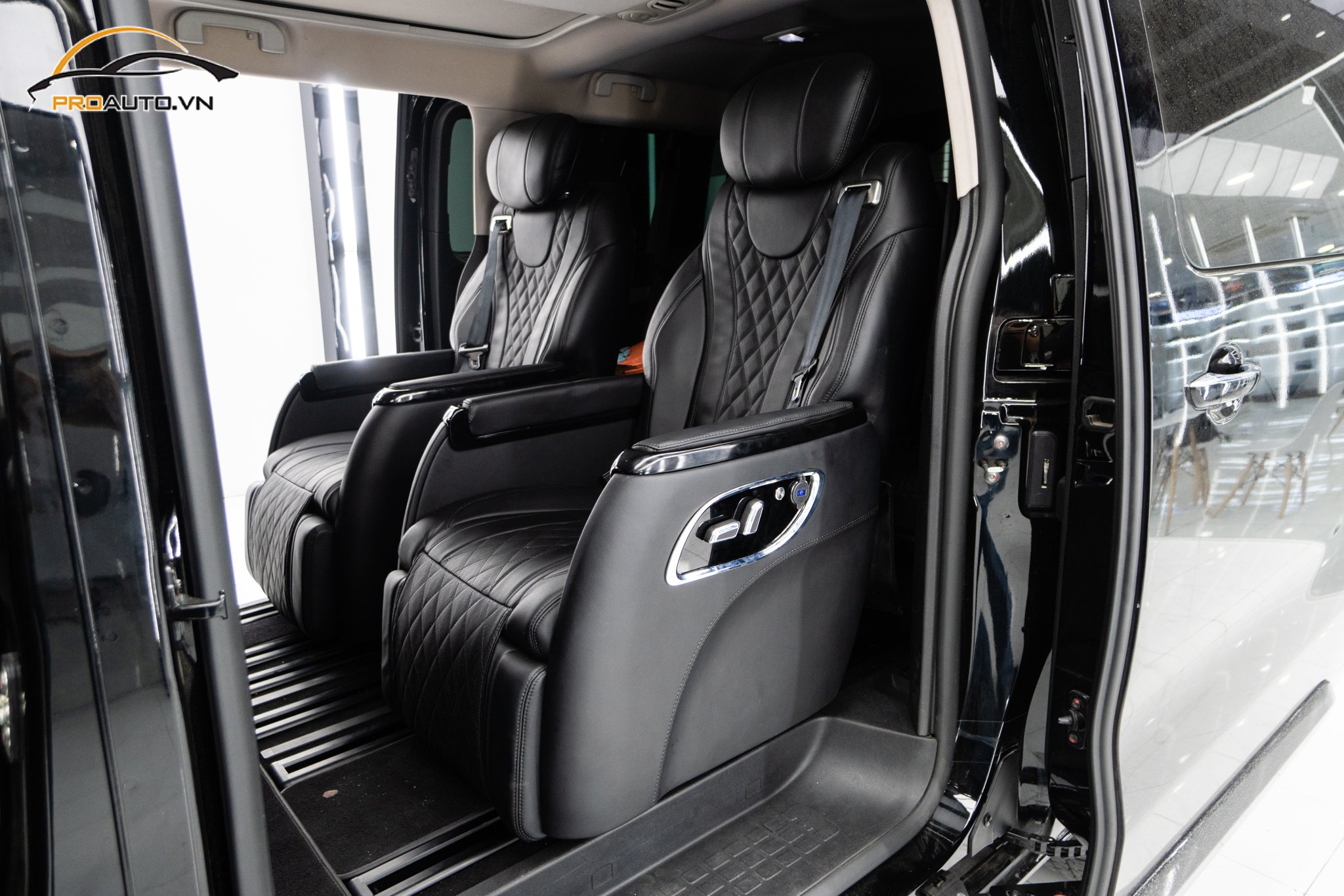 Độ ghế Limousine cho xe Kia Carnival tại Proauto.vn