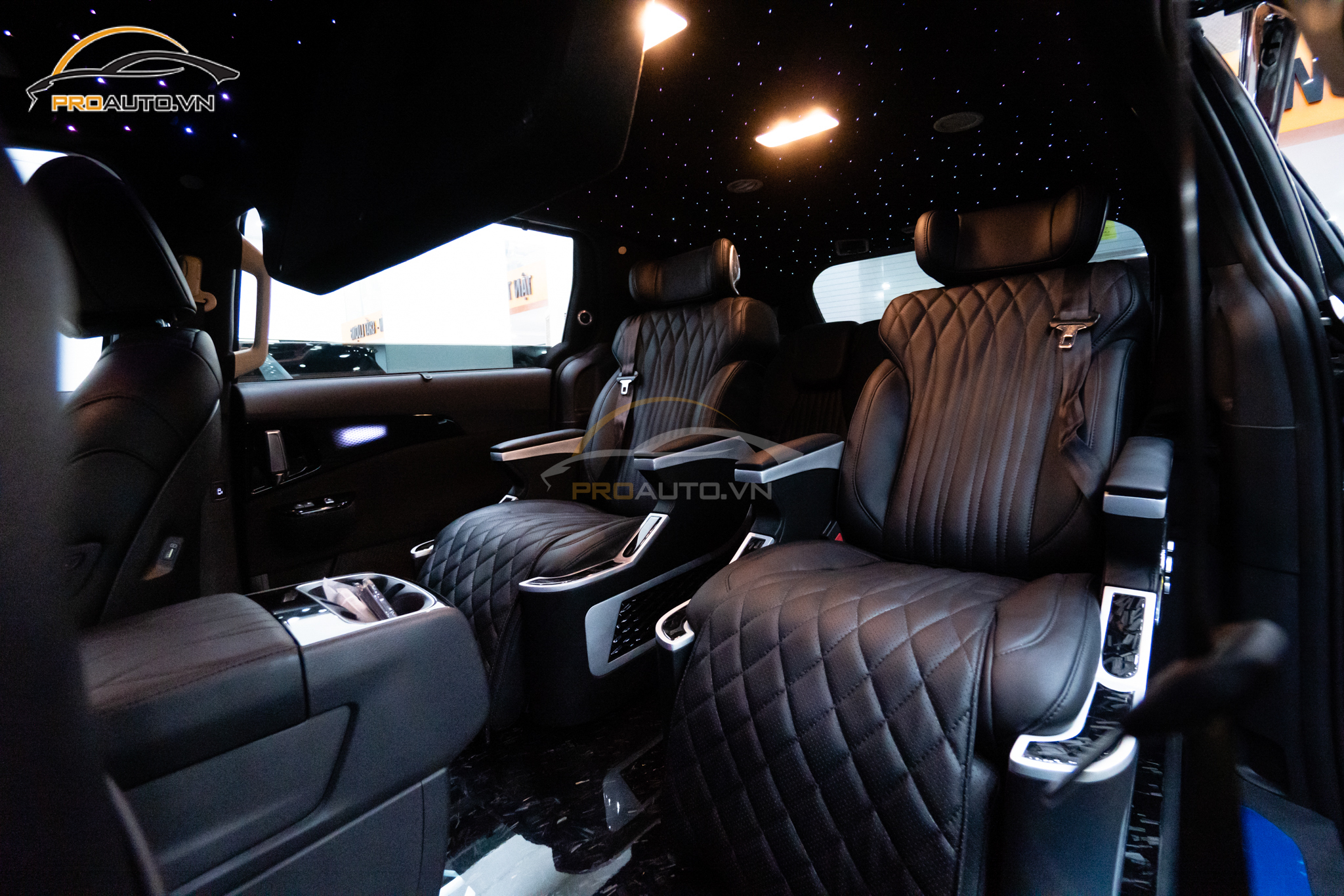 Độ ghế Limousine và độ giường nằm cho xe 7 chỗ Kia Carnival