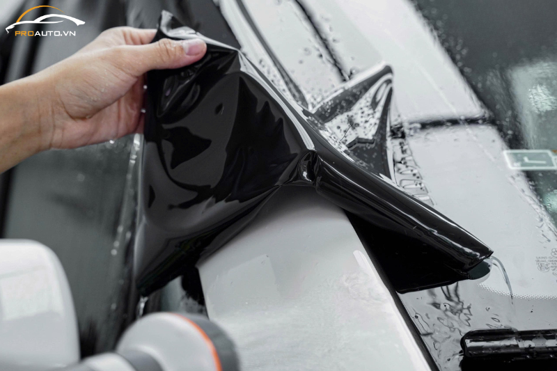 Cận cảnh dán wrap đổi màu ô tô TPHCM