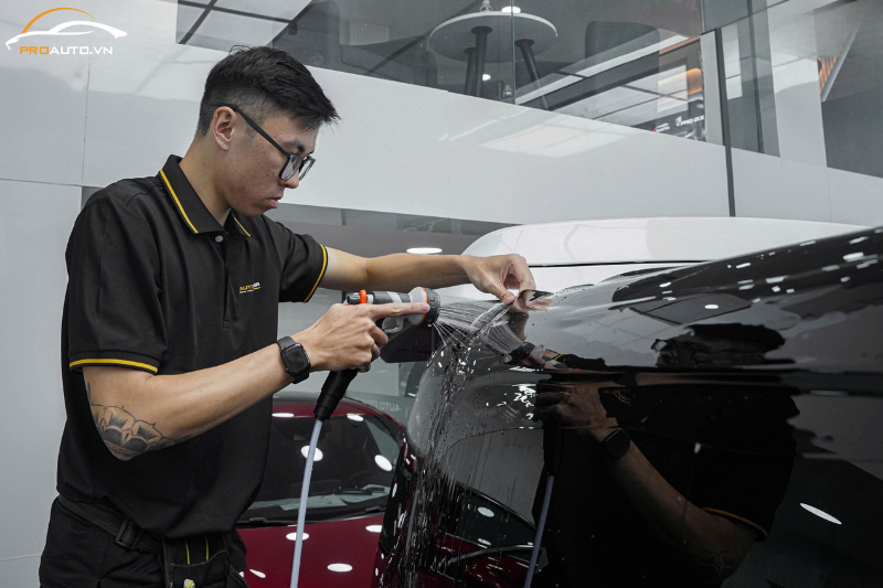 Dán wrap đổi màu ô tô TPHCM dựa trên các vật dụng chuyên biệt