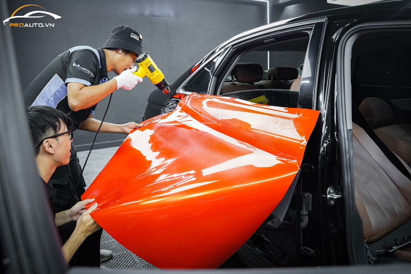 Đội ngũ kỹ thuật viên chuyên nghiệp dán wrap đổi màu ô tô TPHCM