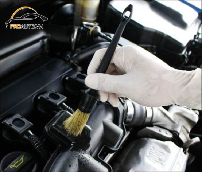 Vệ sinh khoang máy ô tô định kỳ