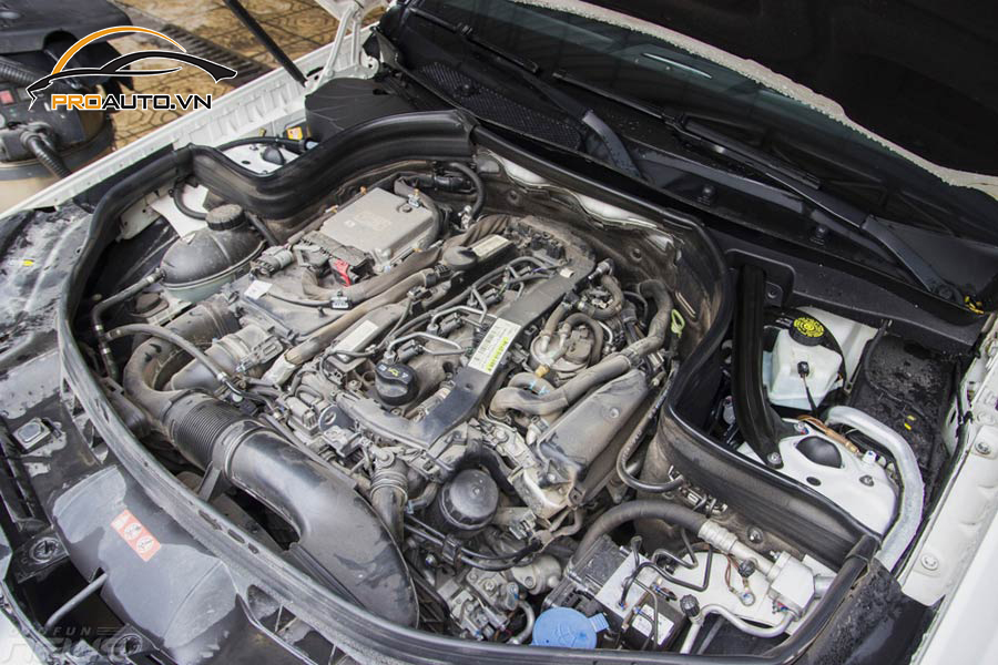 Có nên vệ sinh khoang máy ô tô hay không?