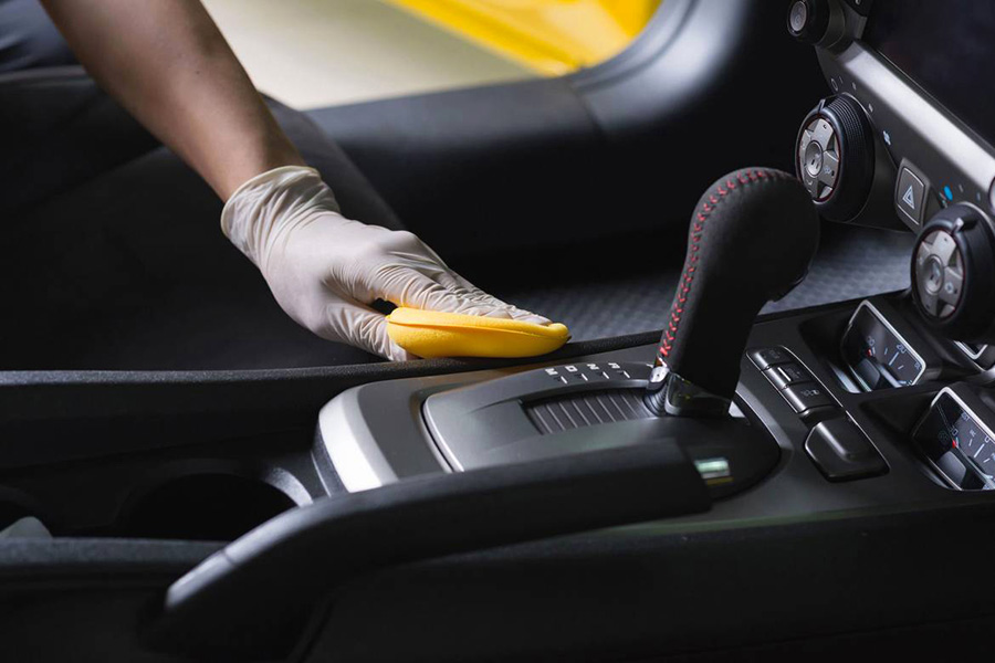 Vệ sinh chuyên nghiệp bộ điều khiển xe tại Quận 12 của Proauto.vn