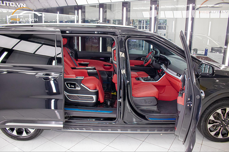 Carnival độ Limousine cửa lùa tự động