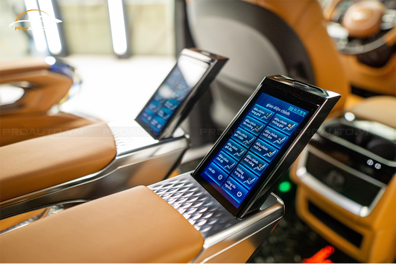 Carnival Limousine độ ghế với thiết kế màn hình cảm ứng siêu xịn sò