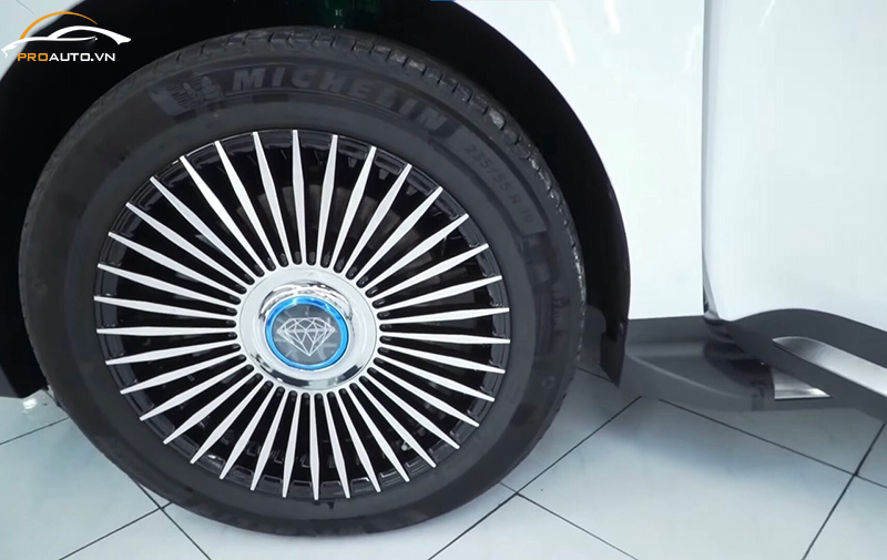 Carnival Limousine độ mâm theo kiểu Maybach