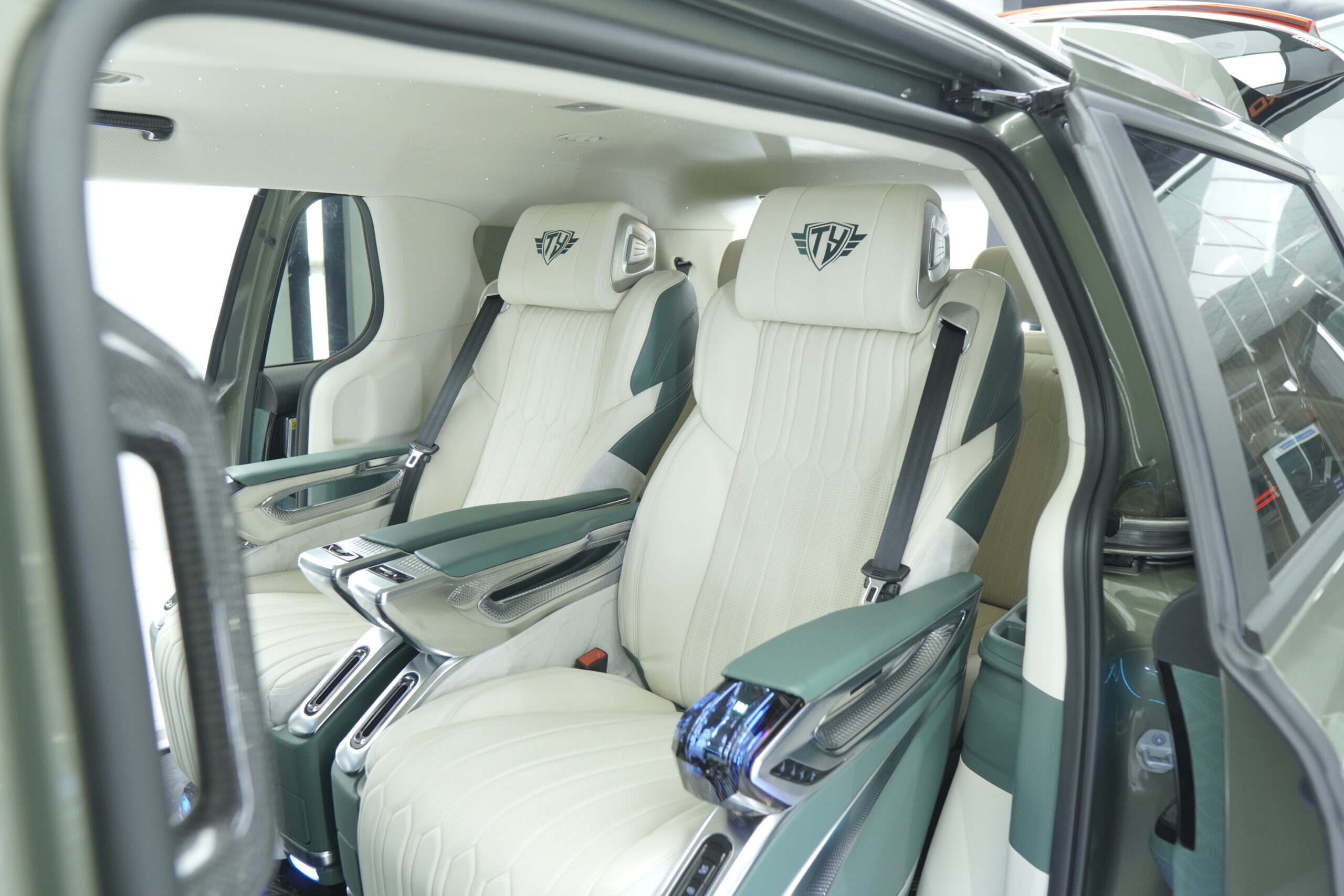 Độ ghế Limousine Kia Carnival uy tín - chuyên nghiệp tại Proauto.vn