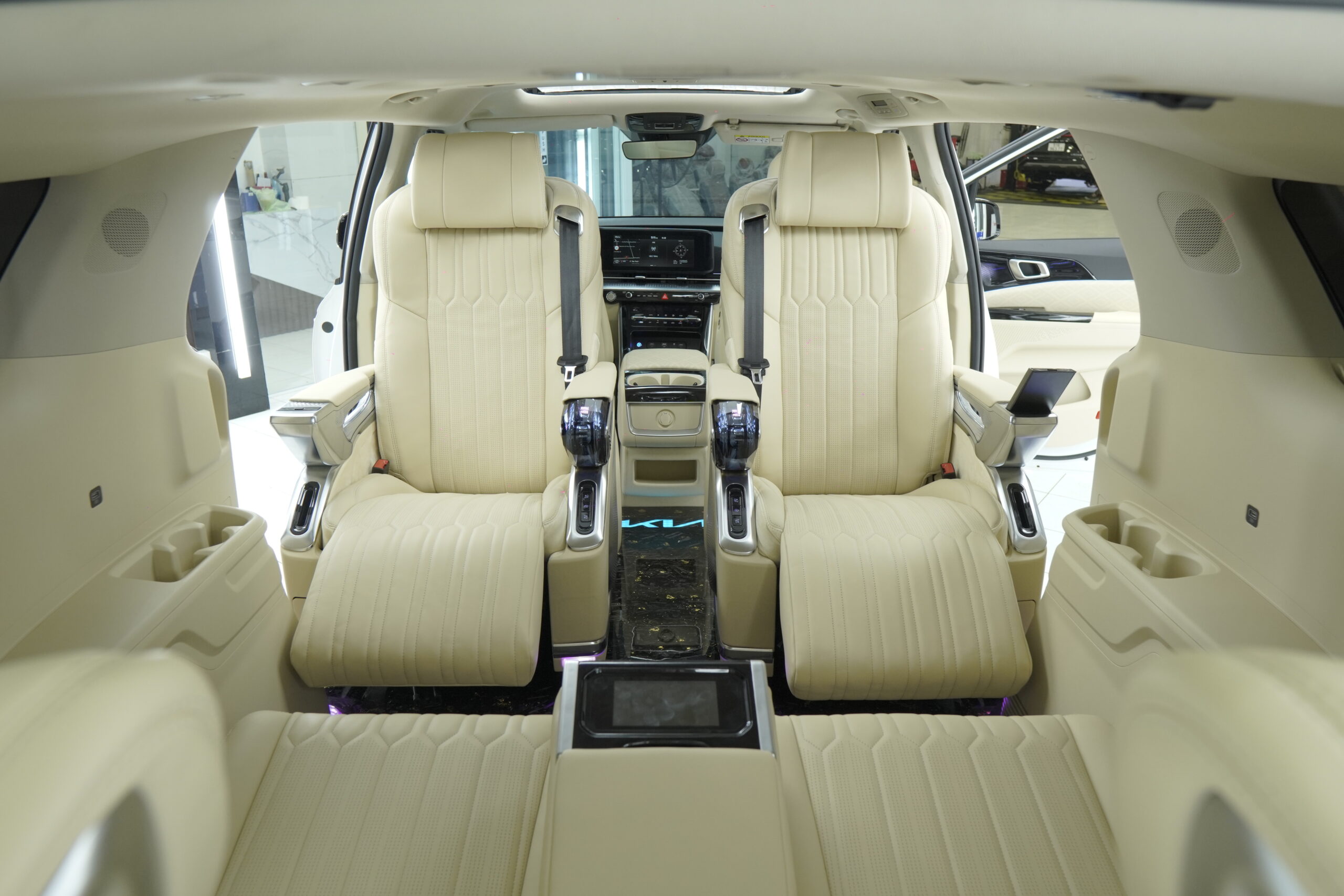 Độ ghế Limousine Kia Carnival uy tín - chuyên nghiệp tại Proauto.vn