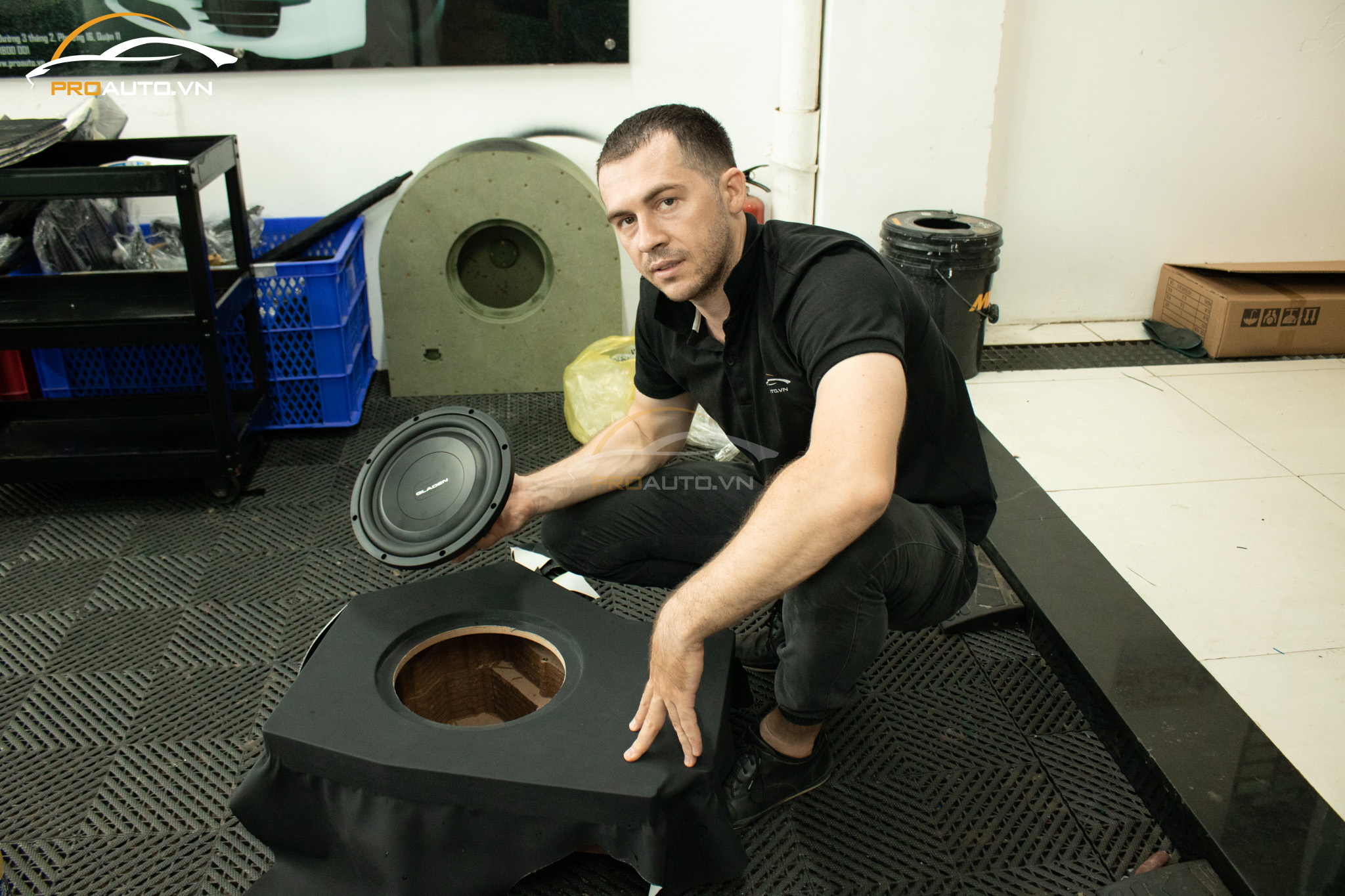 Chuyên gia âm thanh Ukraine trực tiếp lắp đặt