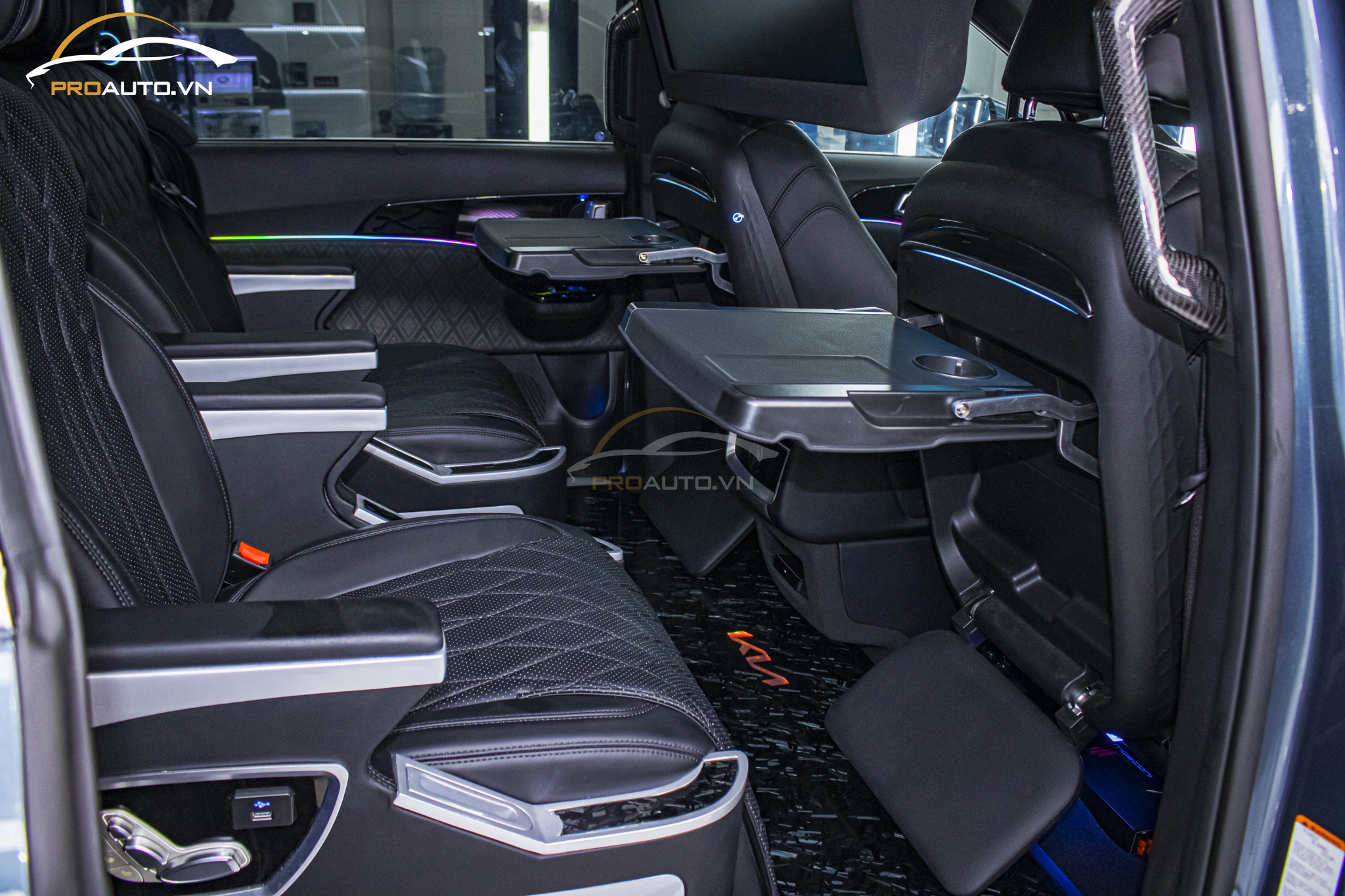 Bàn chỉnh điện xếp sau lưng ghế ô tô