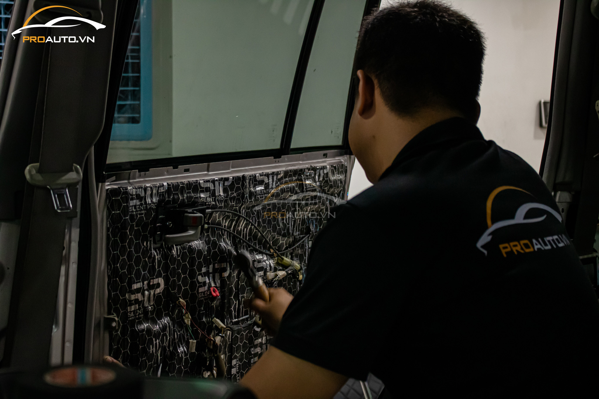 Dán cách âm ở 4 vị trí cửa xe