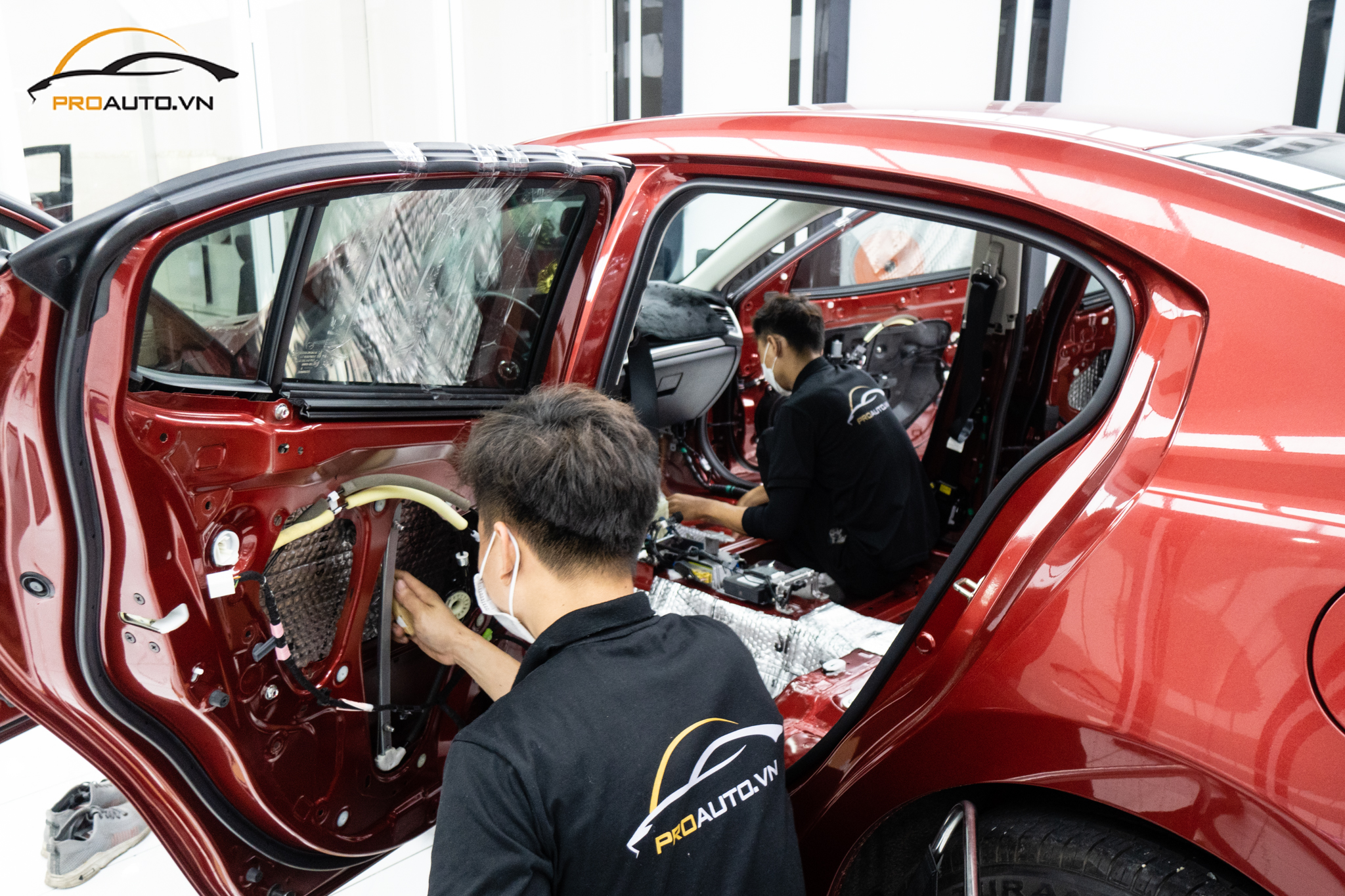 Thi công dán cách âm xe 4 chỗ ô tô tại Proauto.vn 