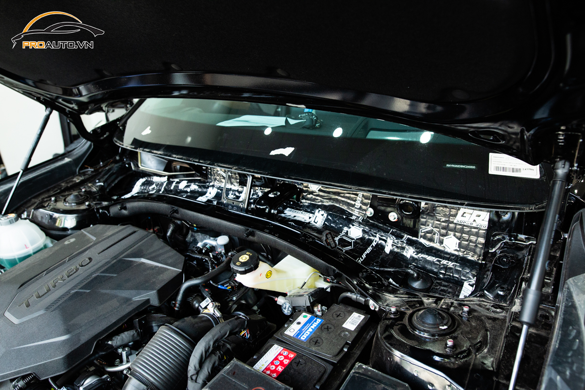 Thi công dán cách âm cho xe 4 chỗ tại Proauto.vn 
