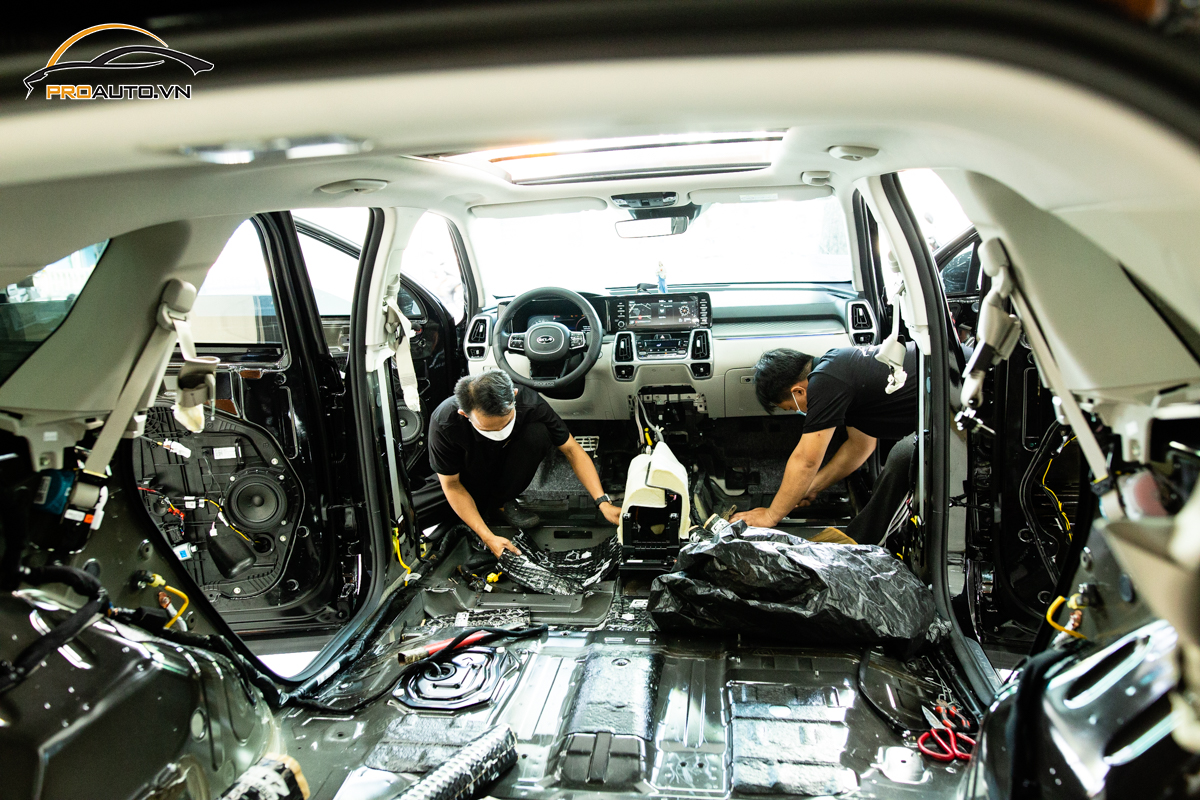 Thi công dán cách âm cho xe 4 chỗ tại Proauto.vn 