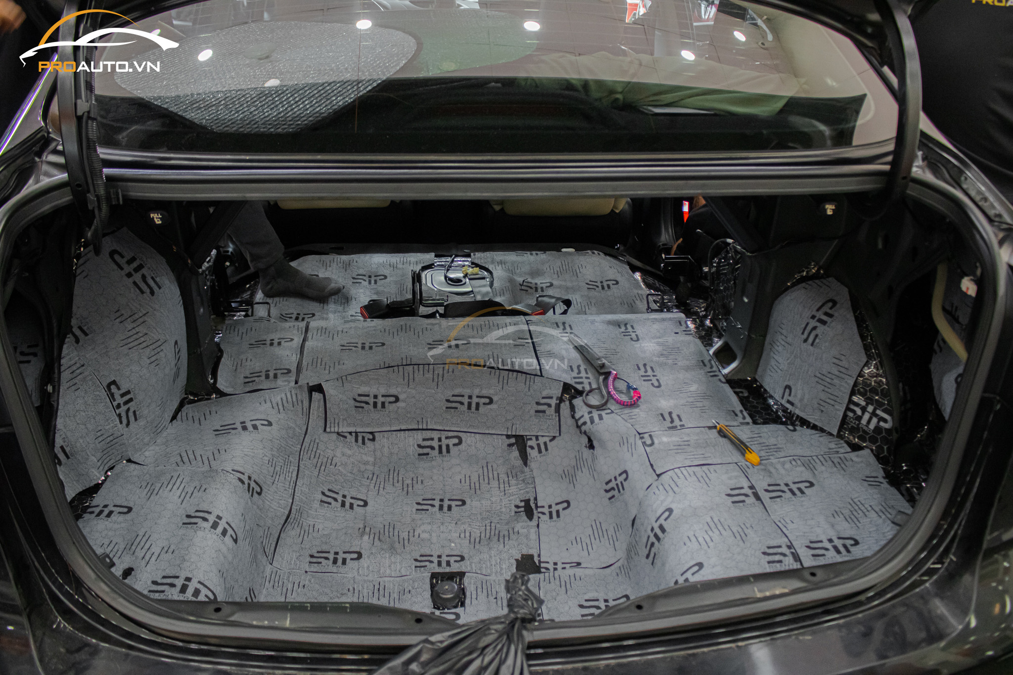 Thi công dán cách âm cho xe 4 chỗ tại Proauto.vn 
