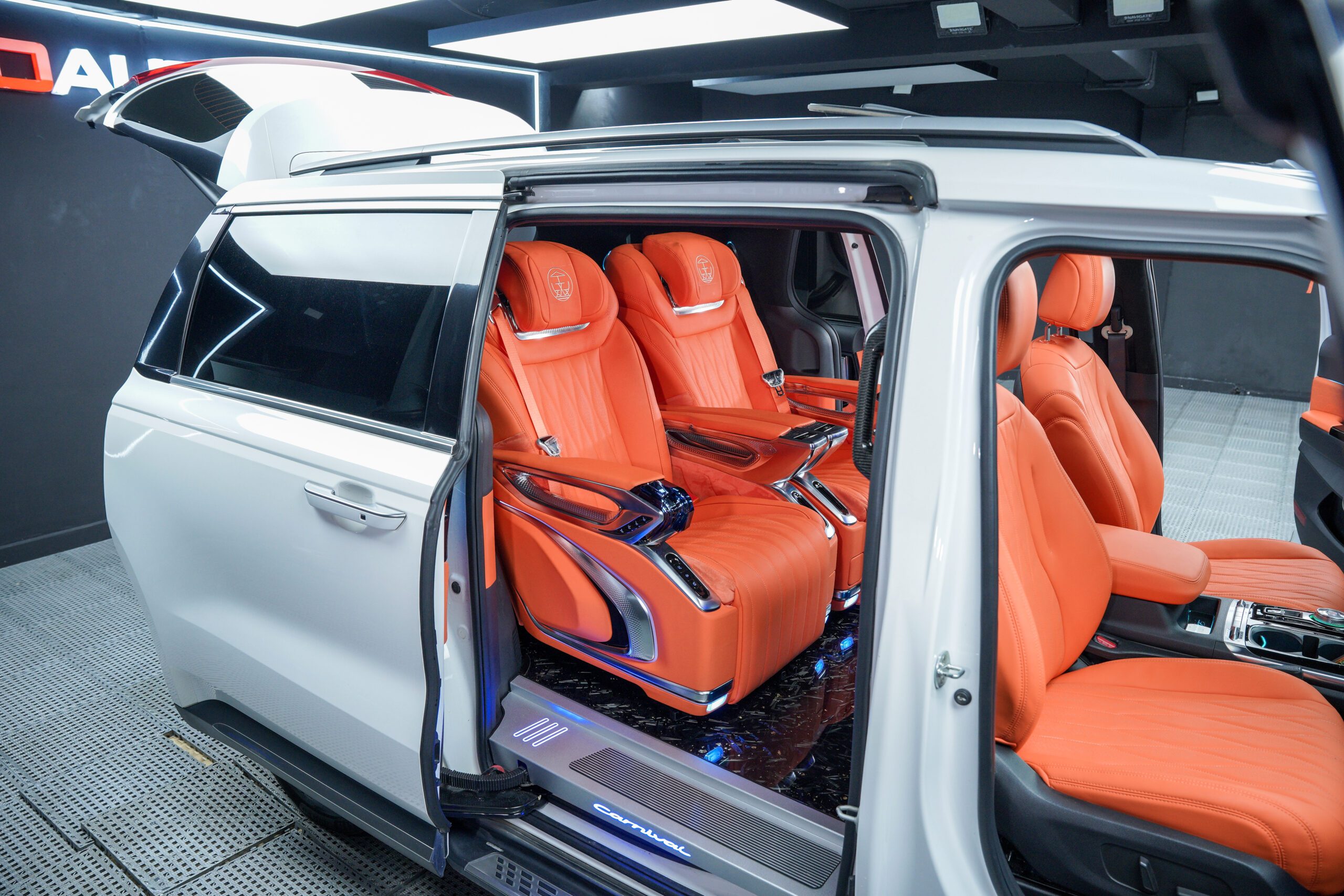 Kia Carnival Limousine mẫu độ mới nhất Việt Nam tại Proauto.vn