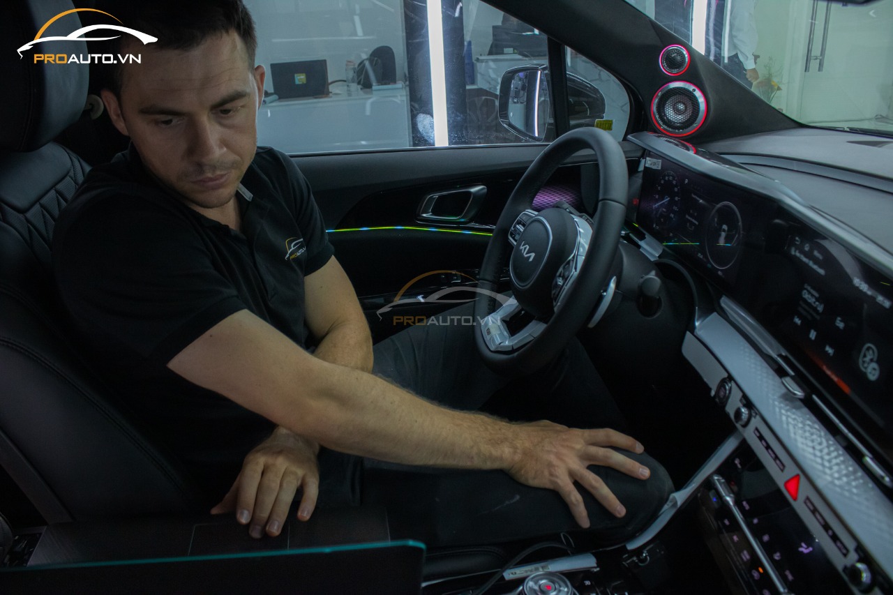 Kia Carnival 2022 độ âm thanh cùng chuyên gia âm thanh đến từ Ukraine